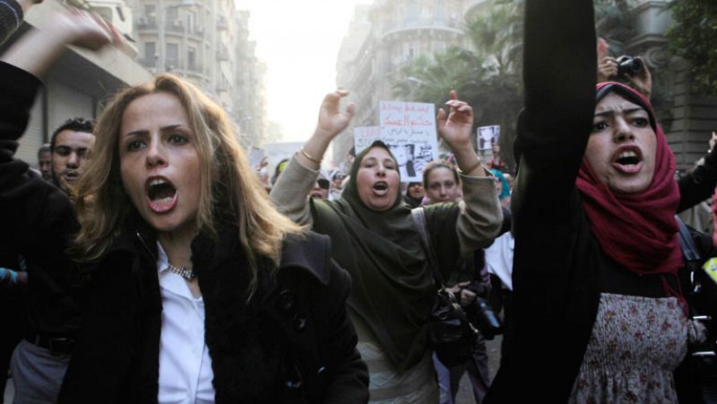 Mujeres egipcias marchan por el centro de El Cairo contra las agresiones de los militares
