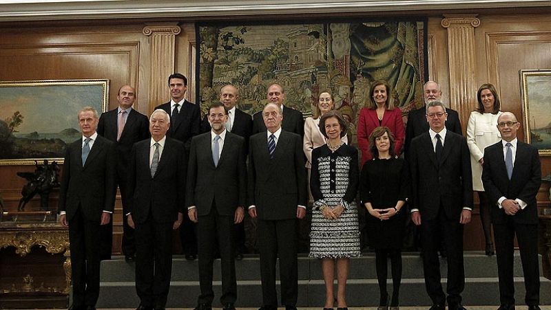 Los 13 ministros juran su cargo ante el rey en presencia de Mariano Rajoy