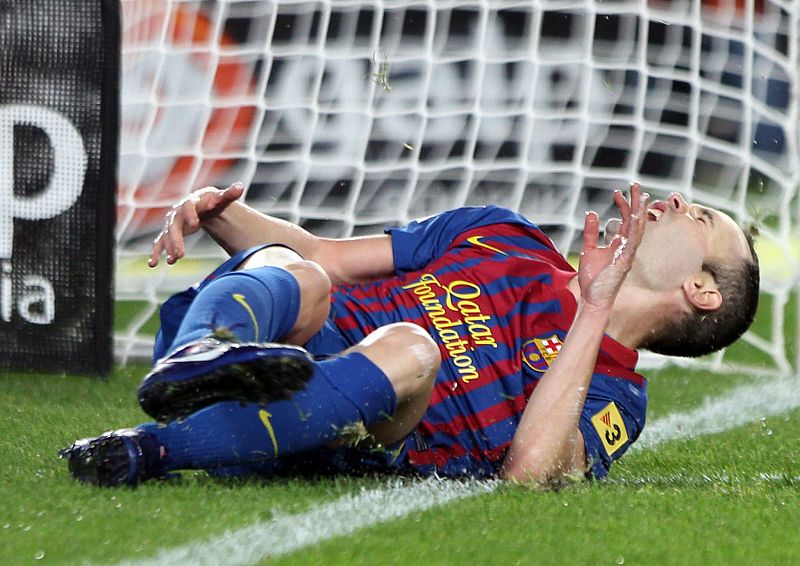 El Barcelona paga con lesión de Iniesta la goleada a L'Hospitalet (9-0)