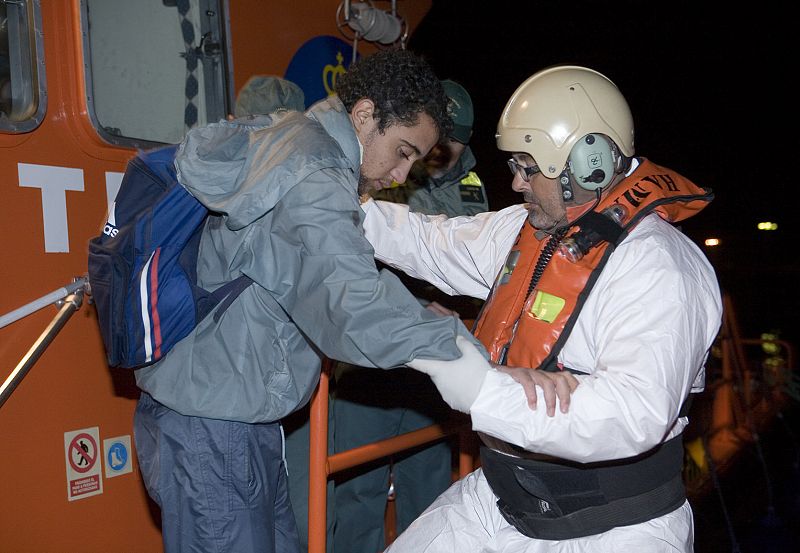 Interceptan una embarcación con 56 inmigrantes a dos millas de la costa de Granada