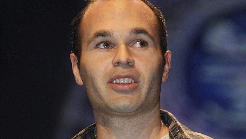Iniesta: "Me encantaría ver a Messi o a Xavi con el Balón de Oro"