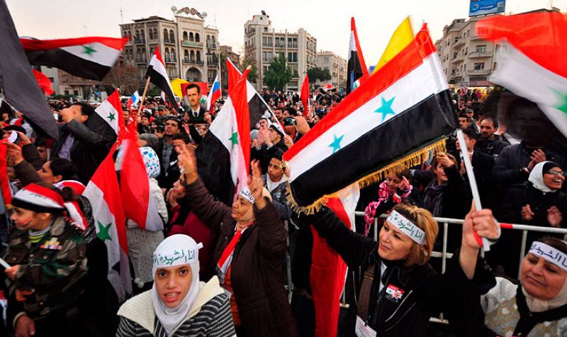 Miles de sirios salen a la calle en Homs para recibir a los observadores de la Liga Árabe