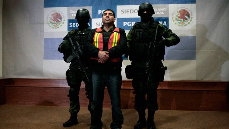 México presenta ante las cámaras al jefe de seguridad del "Chapo" Guzmán
