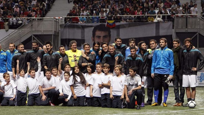 Casillas se rodea de amigos en el 'Partido por la Ilusión"