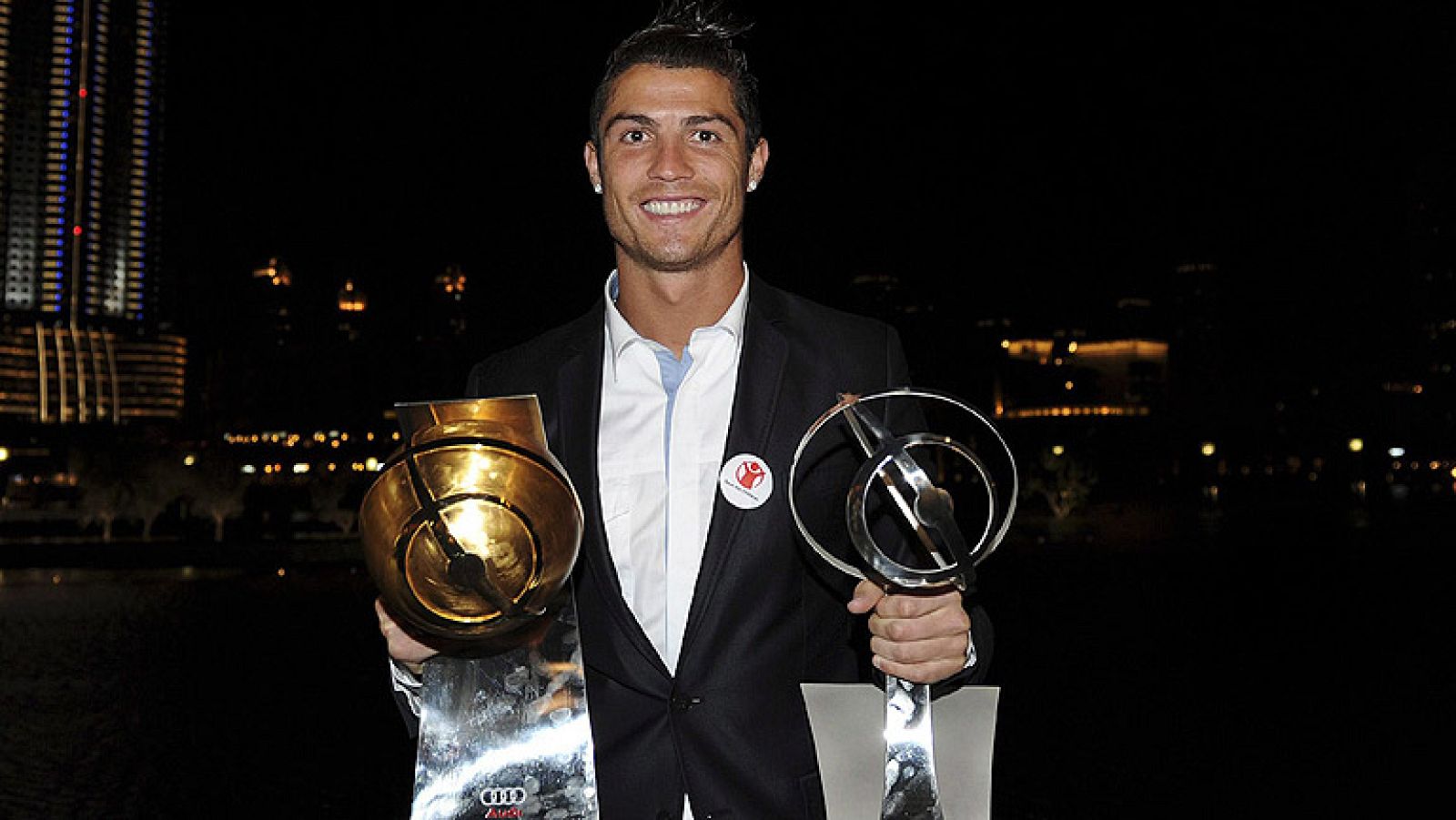 El jugador portugués del Real Madrid Cristiano Ronaldo, ha recibido un premio Globe Soccer en Dubai, donde aseguró que está ilusionado con el proyecto madridista y encantado con la Liga española.