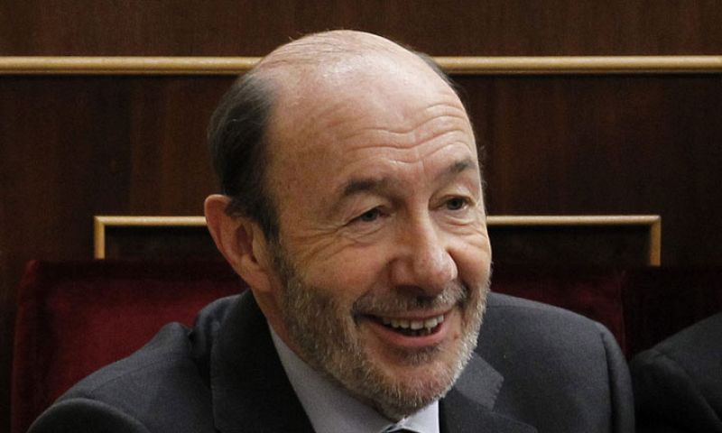 Rubalcaba abre la carrera del PSOE rodeado de jóvenes y con Andalucía como urgencia