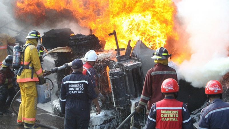 14 muertos al volcar un camión cisterna en Venezuela