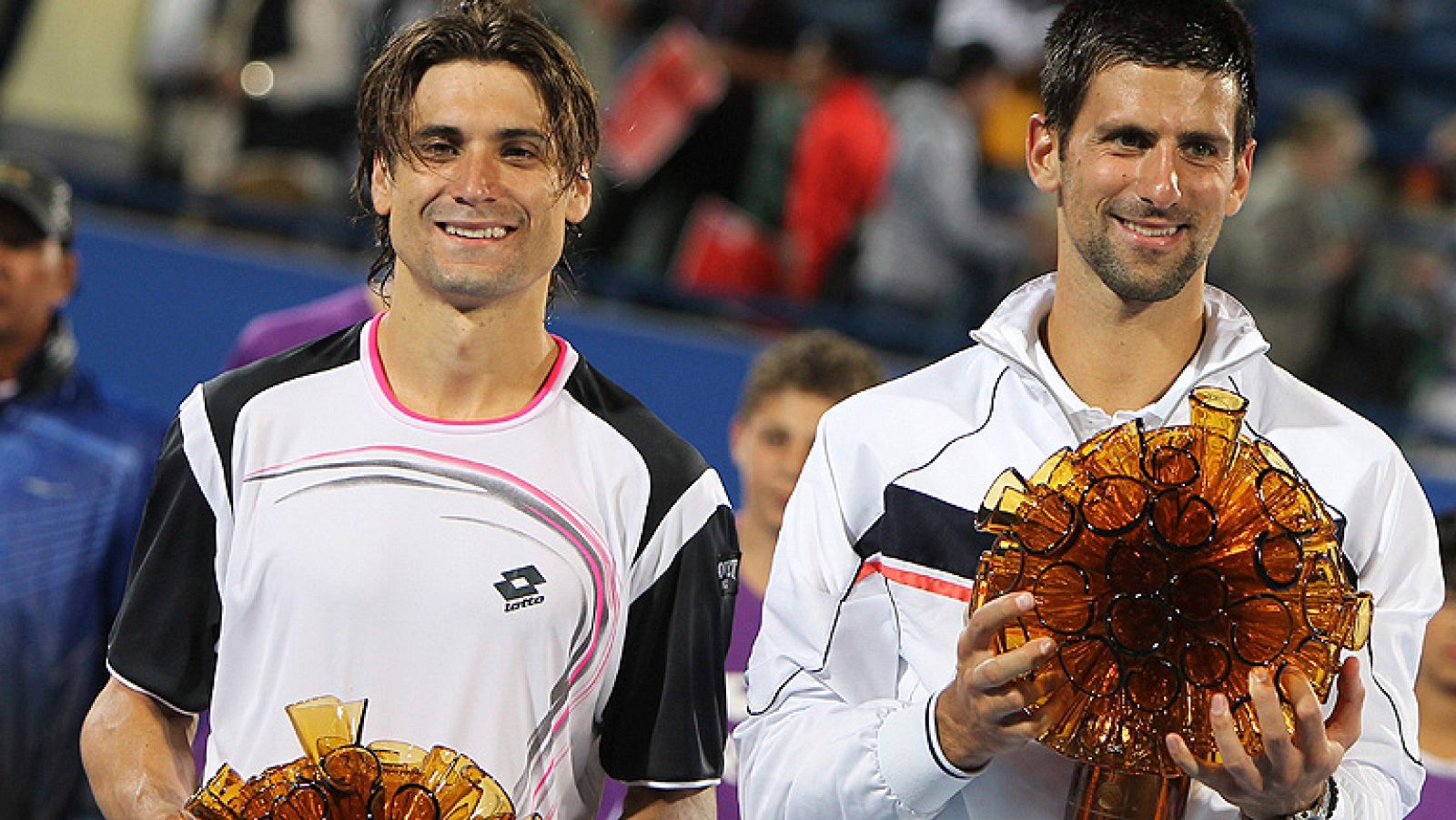 El serbio Novak Djokovic cerró el año con una victoria más, en esta ocasión la exhibición millonaria de Abu Dabi, al vencer hoy en la final al español David Ferrer, por 6-2 y 6-1.