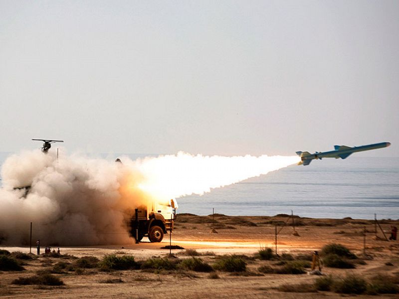 Irán desafía a Occidente y lanza con éxito tres misiles en el Golfo Pérsico