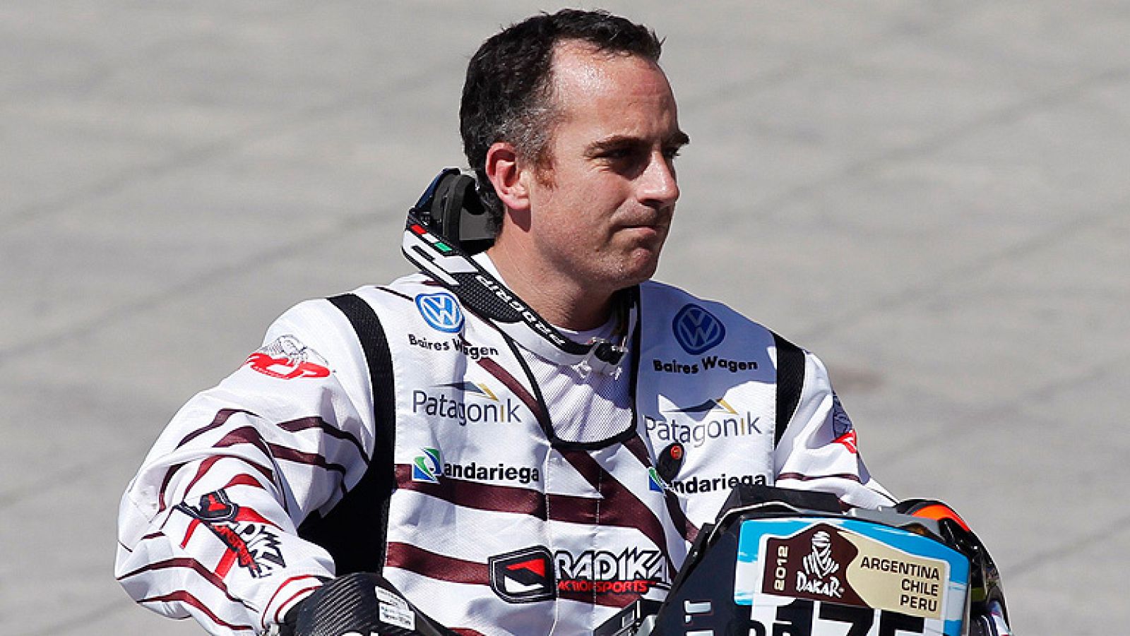 El piloto argentino de motos Jorge Martínez Boero, de 38 años, ha  fallecido este domingo en la jornada inaugural del Rally Dakar, el  segundo en el que participaba, víctima de una grave caída en el  kilómetro 55 de la especial de la primera etapa