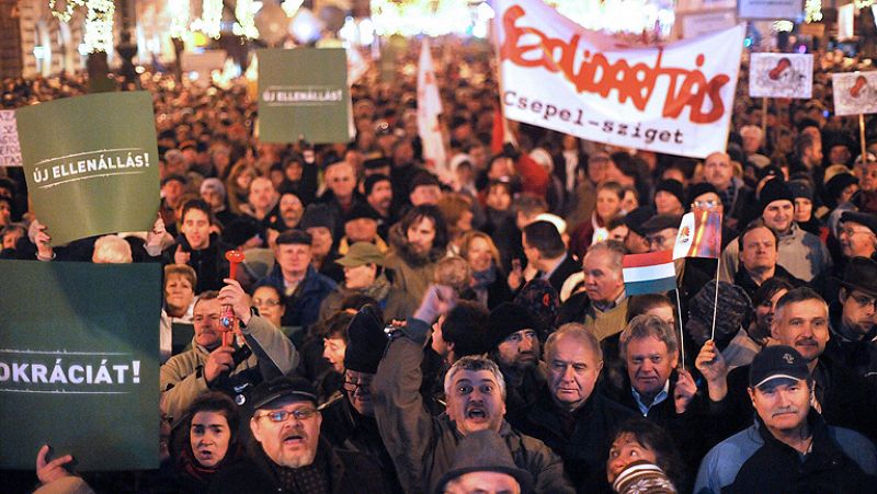 Masiva protesta por los recortes democráticos de la nueva Constitución húngara