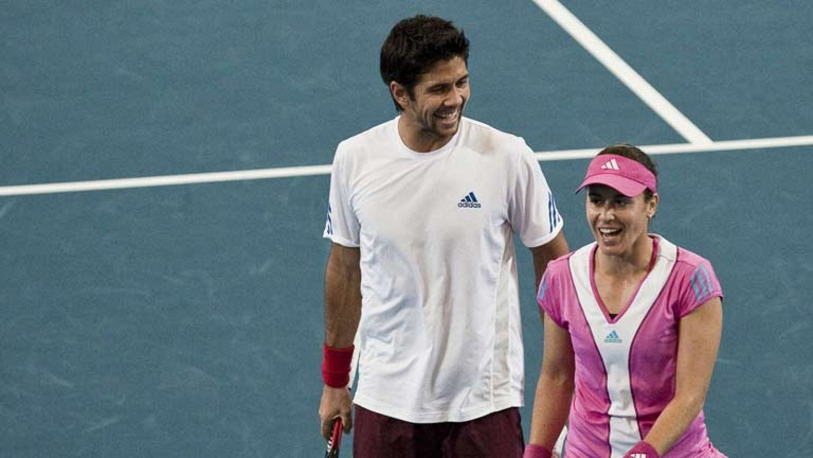 España continúa con paso firme su participación en la Copa Hopman que se disputa en la ciudad australiana de Perth. Después de derrotar a los anfitriones, el equipo español también se ha impuesto a China por 2-1. Anabel Medina perdió ante la nº5 del