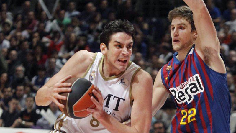 El Real Madrid planta cara al Barcelona (78-74) y recupera el liderato