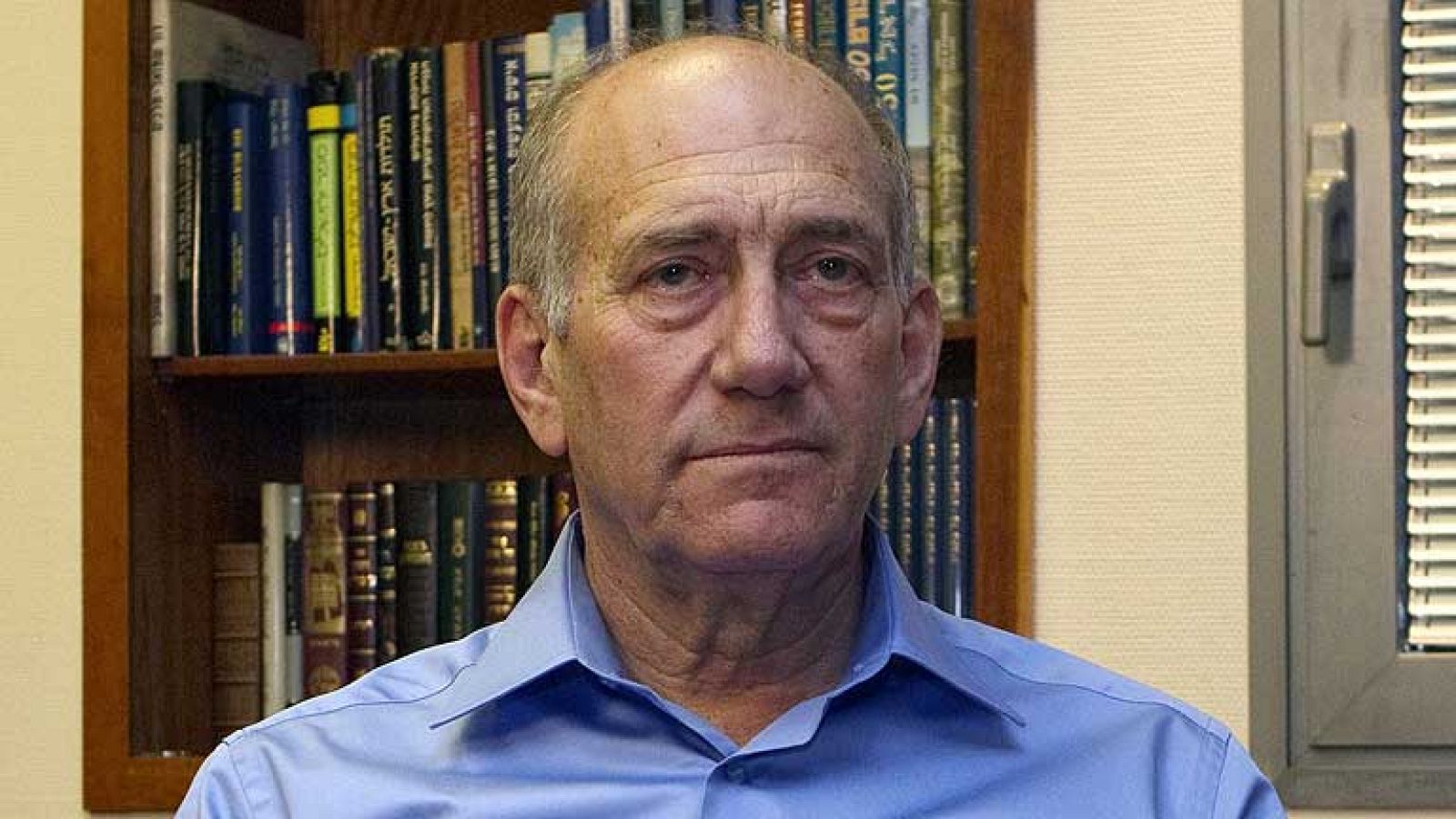 El ex primer ministro, Ehud Olmert, y otras 17 personas han sido imputadas en el mayor escándalo de corrupción de la historia de Israel. Olmert está acusado de dar y recibir sobornos para hacer avanzar varias operaciones inmobiliarias en el sonado c