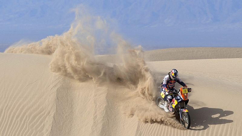 Despres le gana a Marc Coma la quinta etapa del Dakar; Holowczyc gana en coches