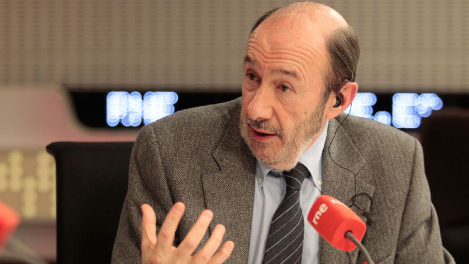 Rubalcaba asegura que el Gobierno les ha "copiado" la idea de limitar los pagos de dinero en efectivo | Ver