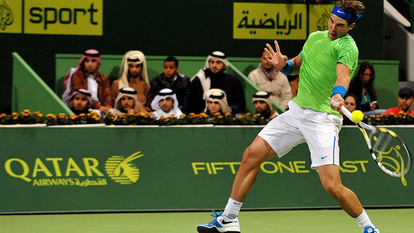 El tenista español Rafa Nadal ha conseguido acceder a las  semifinales del torneo de Doha, el primero de la temporada y de  categoría ATP 250, tras imponerse al ruso Mikhail Youzhny en dos sets  (6-4 y 6-4) en un partido que estuvo cerca de las dos h