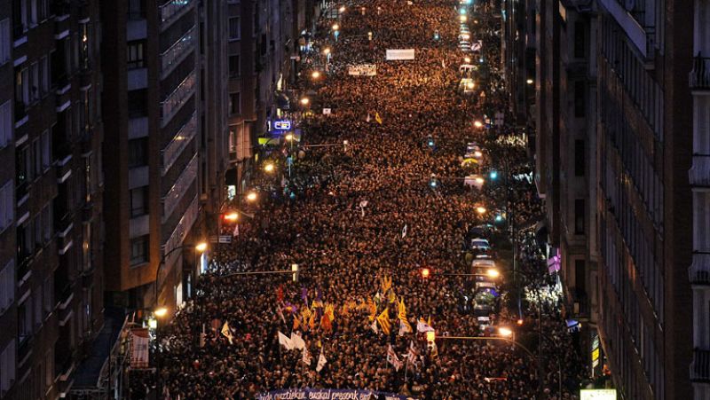 Miles de personas marchan en Bilbao "en defensa de los derechos de los presos de ETA"