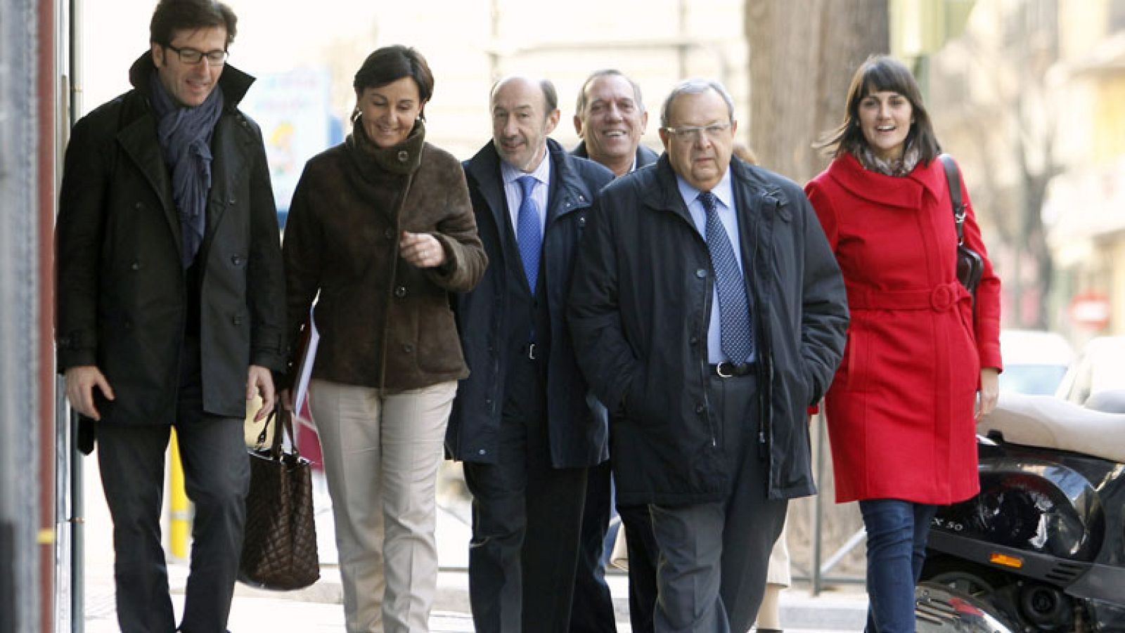 Rubalcaba es el primero de los candidatos en depositar sus avales en Ferraz | Ver