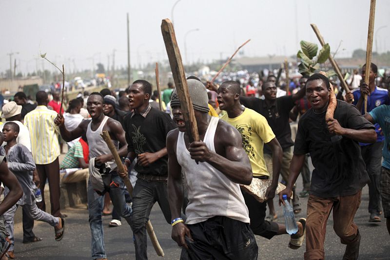 Toque de queda en el norte de Nigeria tras la violenta jornada de huelga que deja tres muertos