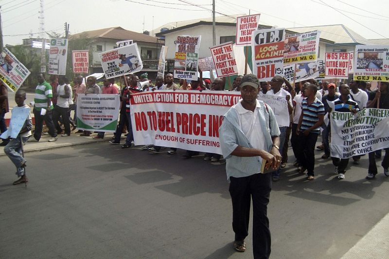 Los nigerianos continúan su huelga general contra la retirada del subsidio al combustible