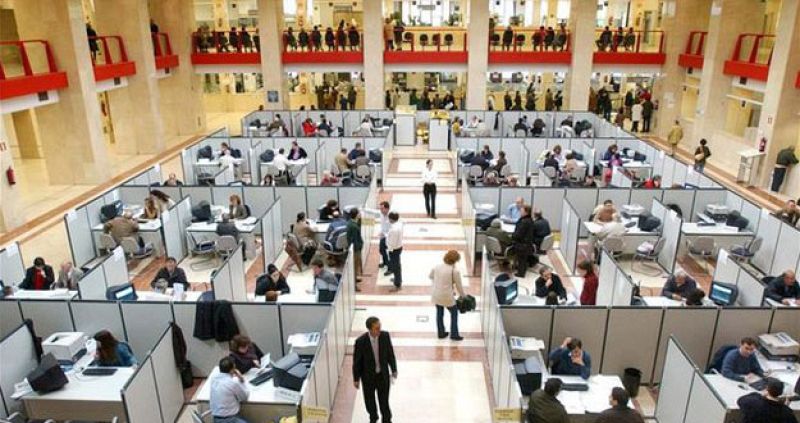 Los funcionarios, la cara de los recortes en épocas de vacas flacas