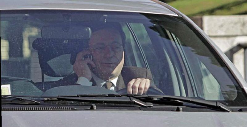 El presidente del BCE, cazado mientras conducía sin cinturón y hablando por el móvil en Roma