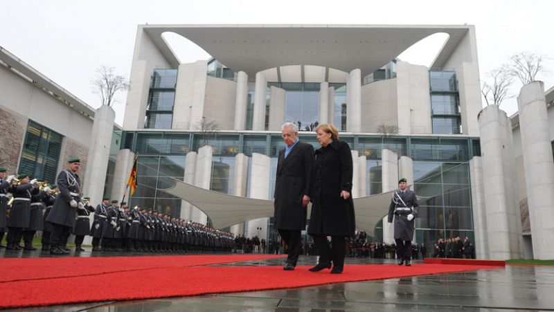 Merkel valora las "importantes y apreciables" reformas del gobierno Monti en Italia