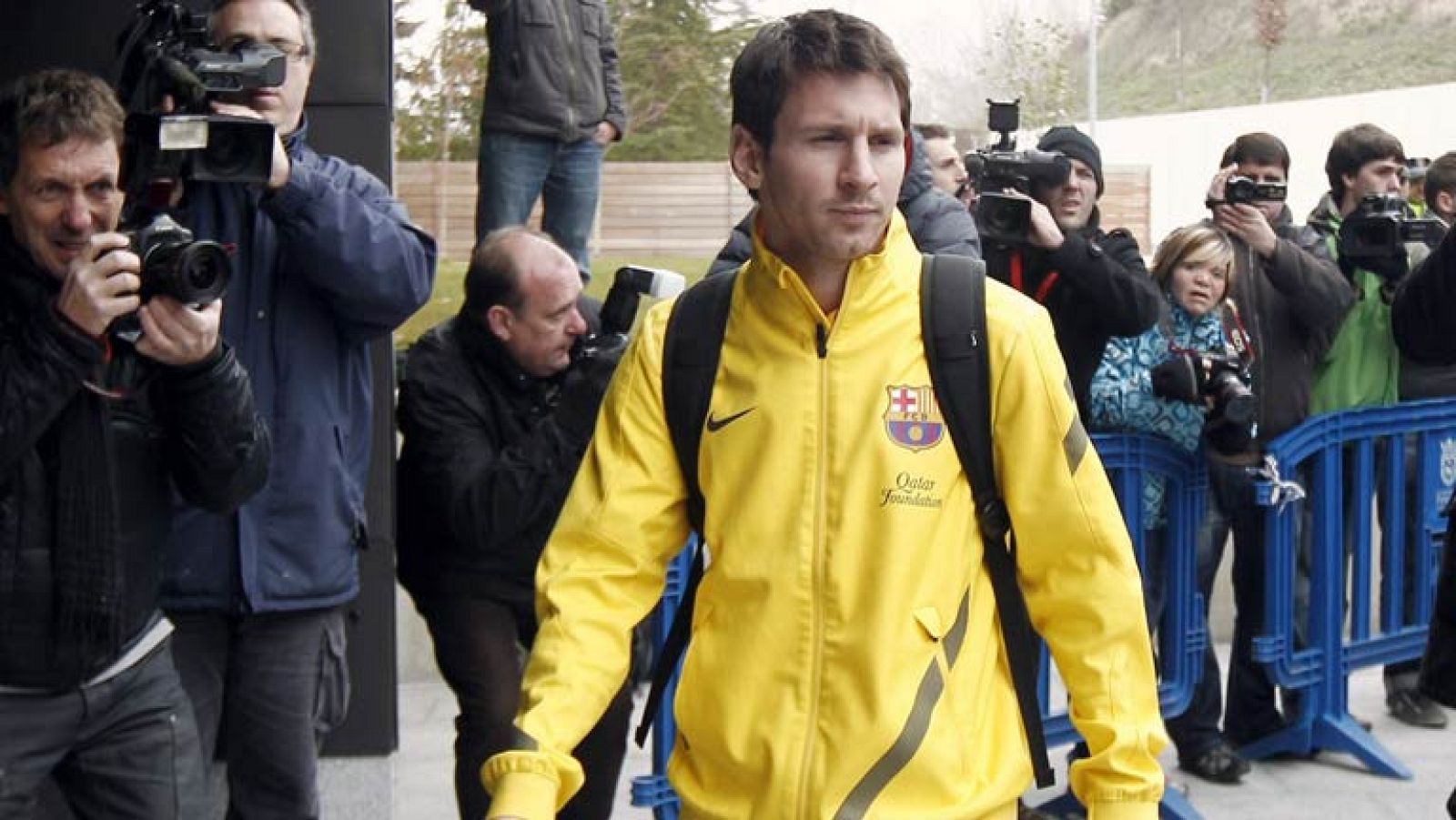 El Barça tropieza con otra jornada de viaje complicada para llegar a Pamplona. En este caso ha sido la niebla la causante de que la expedición azulgrana haya tenido que cambiar el destino inicial de su vuelo por el de Vitoria y desde allí proseguir v