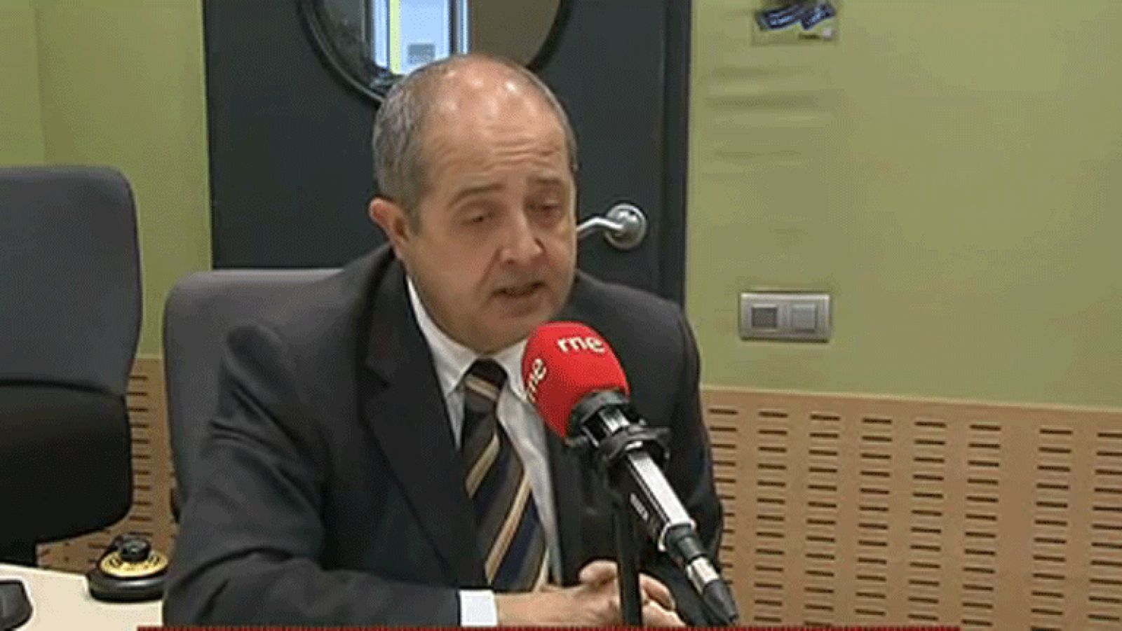 El conseller de Interior catalán cree que Madrid puede bajar el IRPF por un "exceso de financiación"