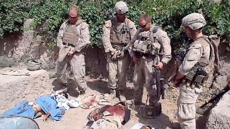 EE.UU. investiga un vídeo de internet en el que unos marines orinan sobre cadáveres talibanes