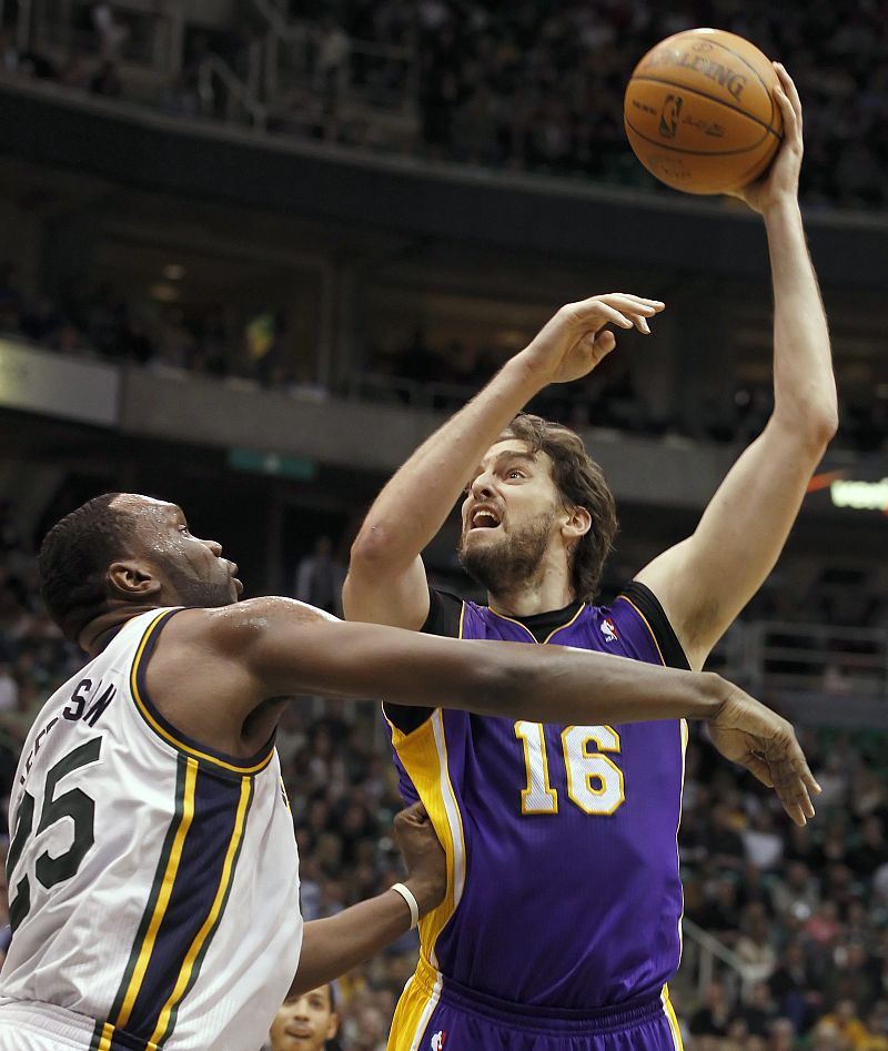 Bryant y Gasol dan el primer triunfo a los Lakers como visitantes