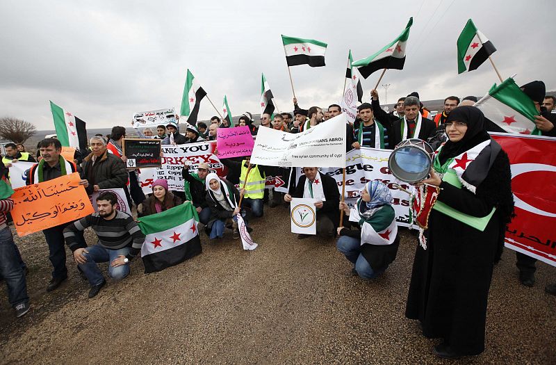 Una caravana de activistas que se dirigían a Siria acampa en la frontera con Turquía