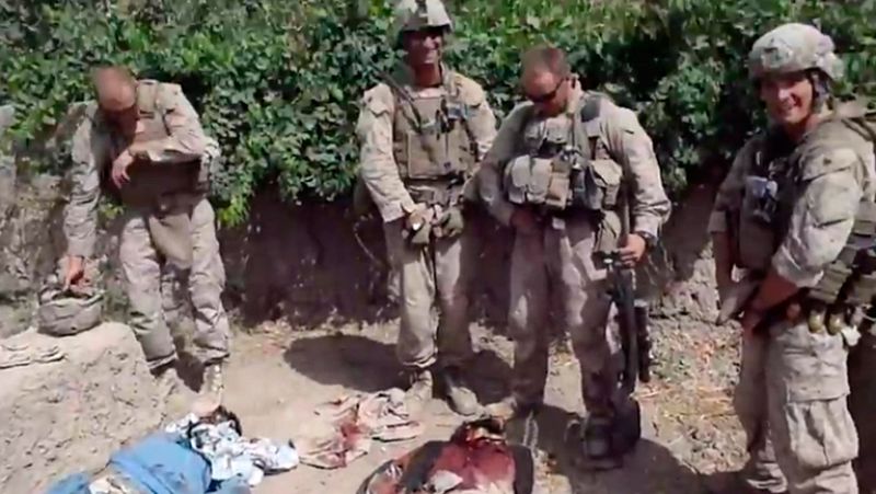 Clinton, "consternada" por el vídeo en el que marines orinan sobre cadáveres