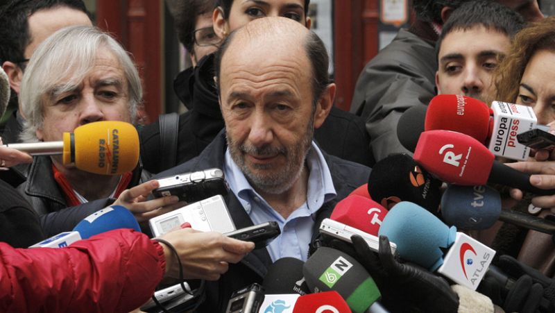 Rubalcaba suaviza el tono en la batalla del PSOE y expresa su "orgullo compartido" por Chacón