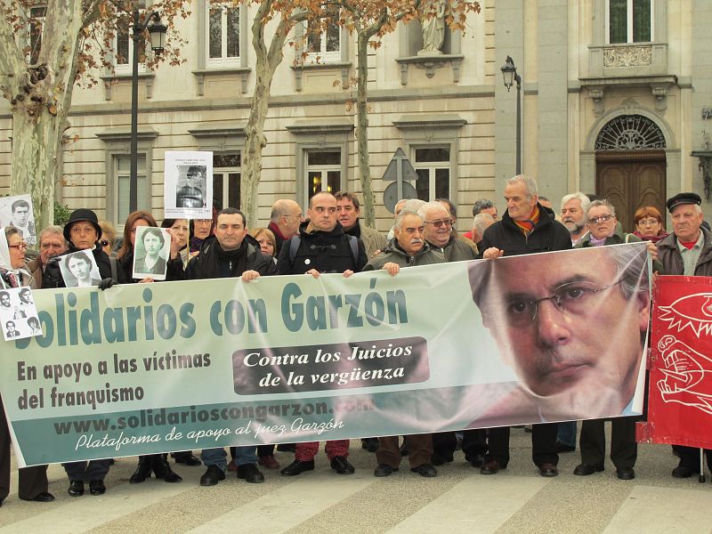 La plataforma "Solidarios con Garzón" se concentra contra "los juicios de la vergüenza"