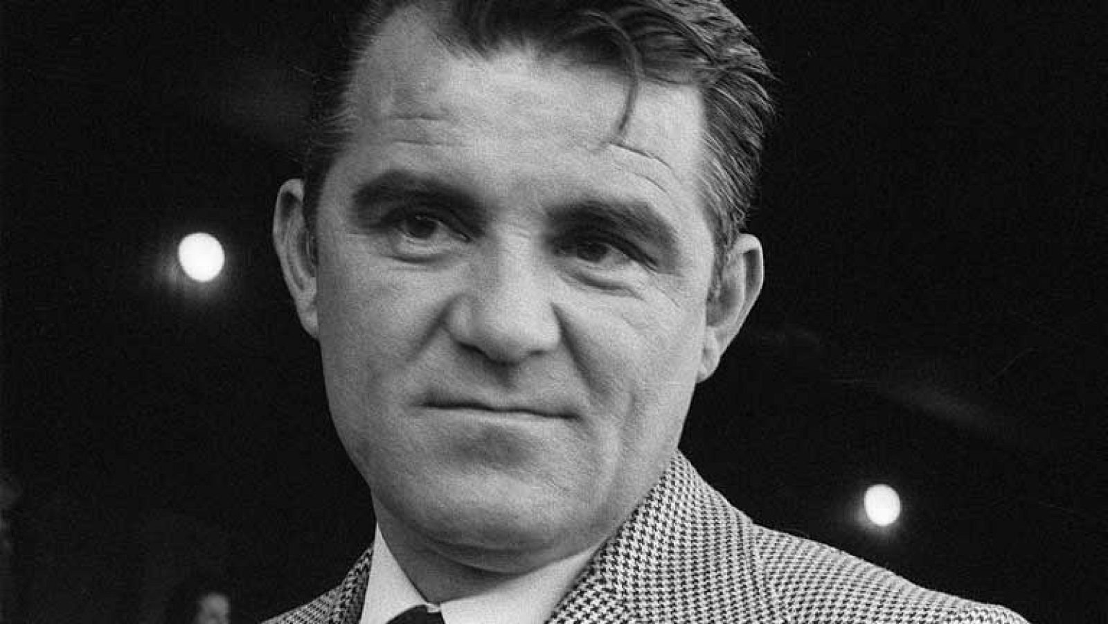 Miljan Miljanic, antiguo seleccionador yugoslavo y técnico del Real Madrid, ha muerto este viernes a los 82 años de edad. Miljanic revolucionó los métodos de entrenamiento en la década de los años 70 en el Real Madrid, donde introdujo la figura del p