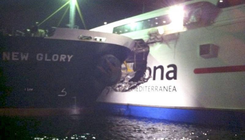 Dos heridos al colisionar un carguero y un buque de pasajeros en el Estrecho