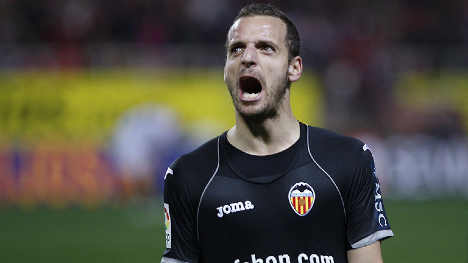 El Valencia, a la estela de Real Madrid y Barcelona, sigue su lucha particular en contra del 'bipartidismo' en la Liga y pondrá la guinda a la jornada sabatina del campeonato español con su choque contra la 'tocada' Real Sociedad, eliminada esta sema