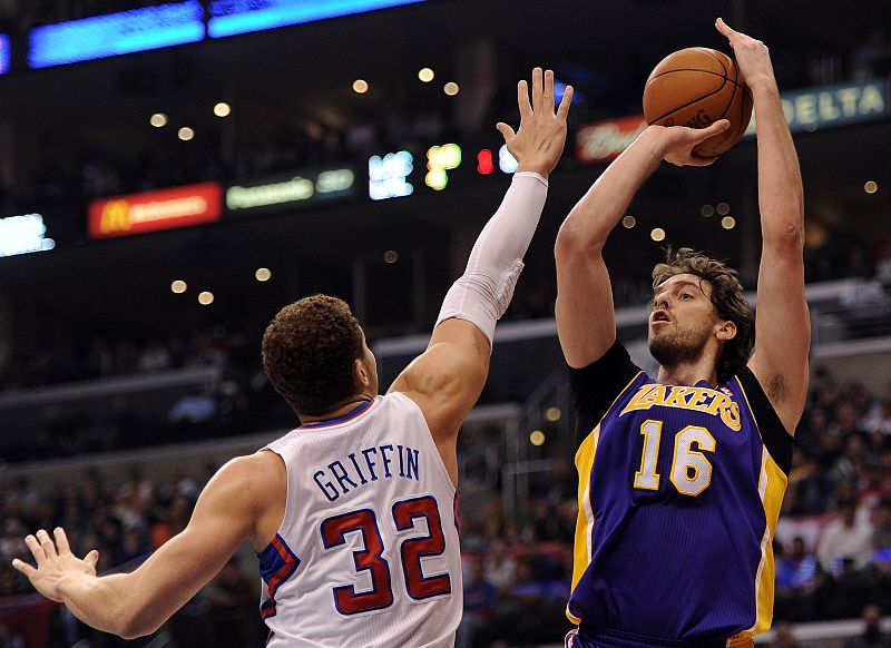 Los Lakers pierden el duelo angelino en una jornada 'doble-doble' de los españoles
