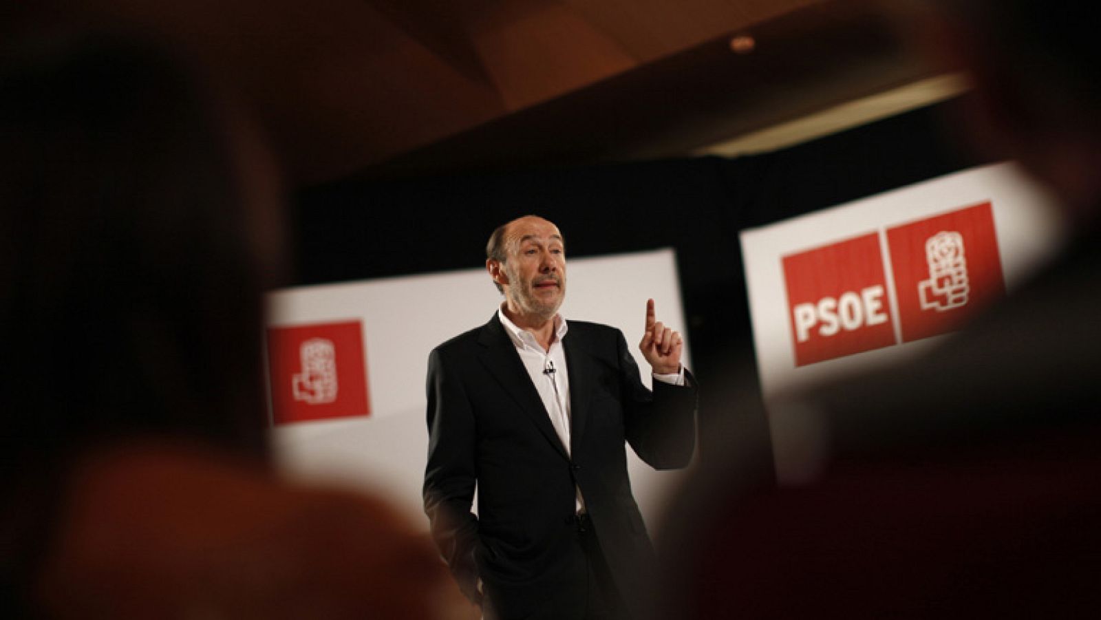 Rubalcaba cree que ahora lo más importante es que el PSOE colabore en la salida de la crisis
