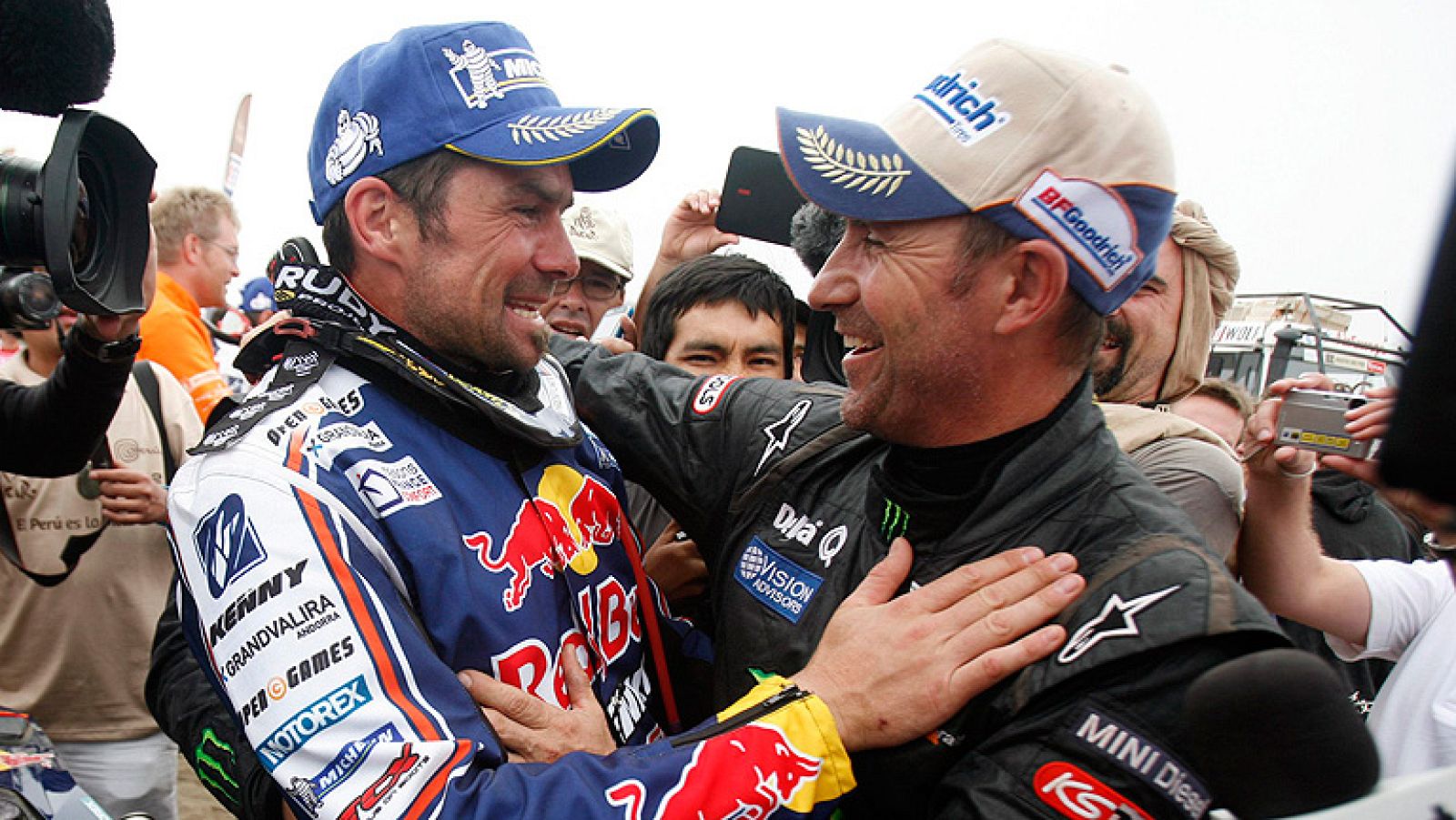 La histórica Plaza de Armas de Lima fue el escenario elegido para bajar el telón del Dakar 2012, en el que Cyril Despres y Stéphane Peterhansel consiguieron un doblete francés que engrosa el palmarés de estos dos veteranos pilotos en el rally más dur