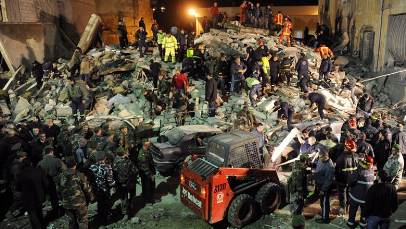 Mueren 24 personas al derrumbarse un edificio en un barrio residencial en Beirut