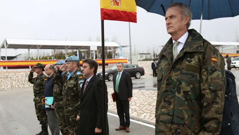 Morenés dice que el Gobierno no decidirá "a lo loco" cambios en las misiones exteriores