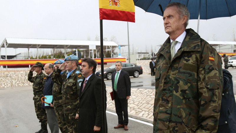 Morenés dice que el Gobierno no decidirá "a lo loco" cambios en las misiones exteriores