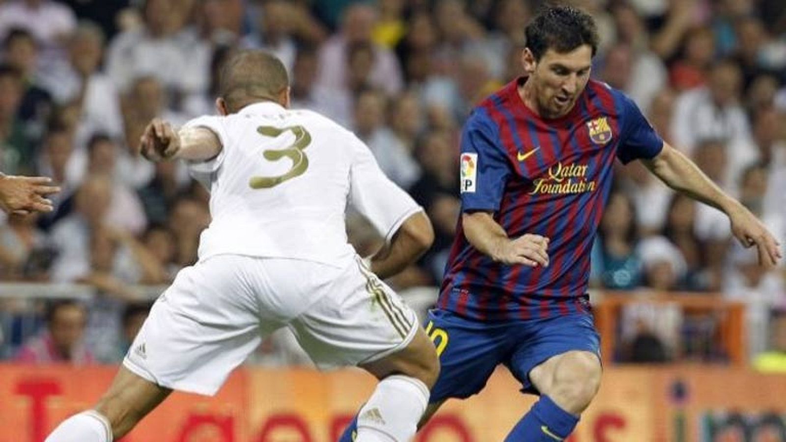 El primer 'clásico' del año está servido. El Bernabéu será testigo de un nuevo Real Madrid-Barça en versión Copa. Ida de cuartos de final con todo por decidir...Los madridistas defienden título. Mourinho no desvela sus planes y ha convocado a los 23