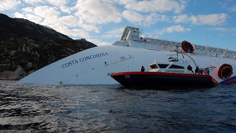 El capitán del 'Concordia' pasa la noche en su casa ante la indignación de la sociedad italiana