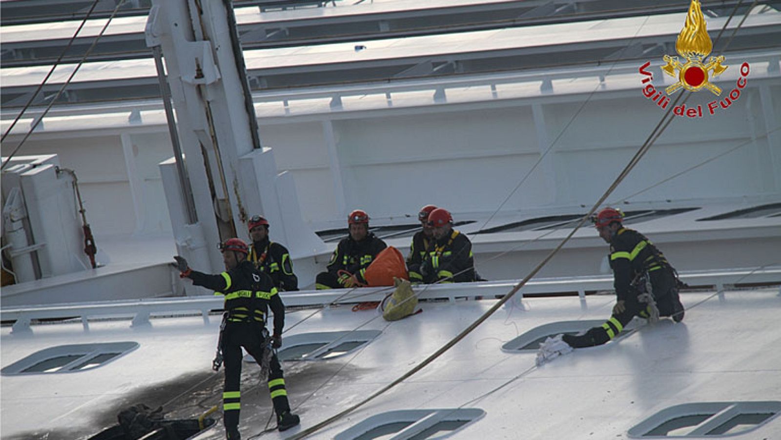 Los equipos de rescate luchan contrarreloj para localizar a los desaparecidos en el Costa Concordia. Tienen que hacer frente a una enorme embarcación que cada vez se escora más y a malas condiciones meteorológicas que obligan a interrumpir su trabajo