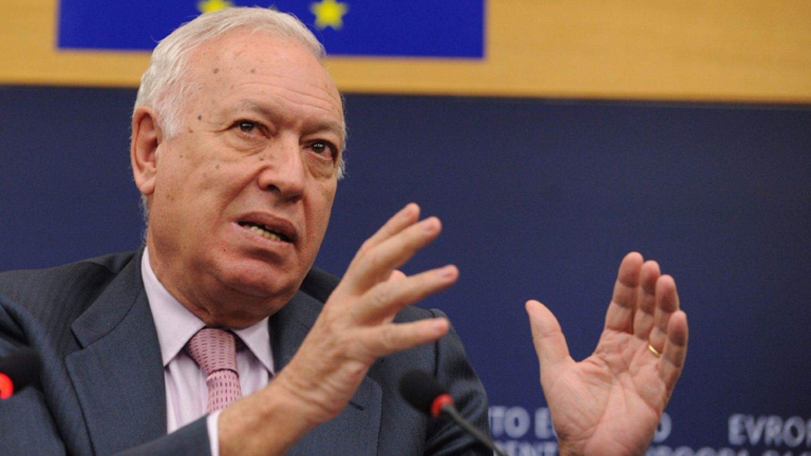 Entre risas y a modo de saludo José Manuel García-Margallo ha pronunciado "Gibraltar, español"