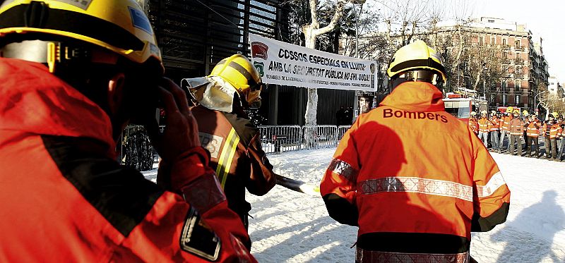 Miles de funcionarios se manifiestan en Barcelona contra los recortes del Gobierno de CiU